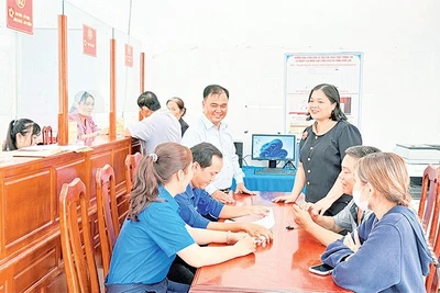 Các bạn đoàn viên, thanh niên hỗ trợ người dân thực hiện thủ tục hành chính tại Trung tâm phục vụ hành chính công xã Nhơn Phú.