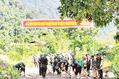 Cán bộ, chiến sĩ Trung đoàn 148 giúp người dân xã Yên Hoa làm đường bê-tông nông thôn.