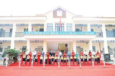 Đại biểu cắt băng khánh thành nhà lớp học 2 tầng Trường tiểu học Tứ Quận, xã Yên Sơn.