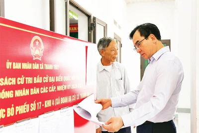 Bí thư Đảng ủy xã Thanh Thủy chuẩn bị công tác bầu cử tại điểm bầu cử trên địa bàn xã.