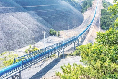 Hệ thống băng tải vận chuyển than từ mặt bằng sân công nghiệp mỏ Tràng Bạch đến mặt bằng +56 Mạo Khê, góp phần giảm thiểu ô nhiễm môi trường.