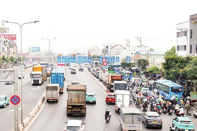 Quốc lộ 22 là trục giao thông huyết mạch nối Thành phố Hồ Chí Minh với Tây Ninh, được Thành phố Hồ Chí Minh đầu tư mở rộng theo phương thức đối tác công-tư với kinh phí đầu tư 10.400 tỷ đồng. (Ảnh VÕ LÊ)