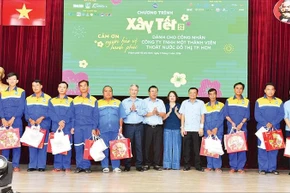 Chương trình Xây Tết 2026, nơi công nhân lao động và các đơn vị đồng hành cùng nhau sẻ chia những món quà ý nghĩa và sự yêu thương. (Ảnh THẾ ANH)