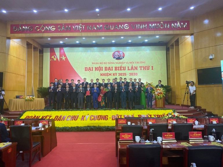 Phó Thủ tướng Trần Hồng Hà chúc mừng Ban Chấp hành Đảng bộ Bộ Nông nghiệp và Môi trường nhiệm kỳ 2025-2030. 1-2.jpg