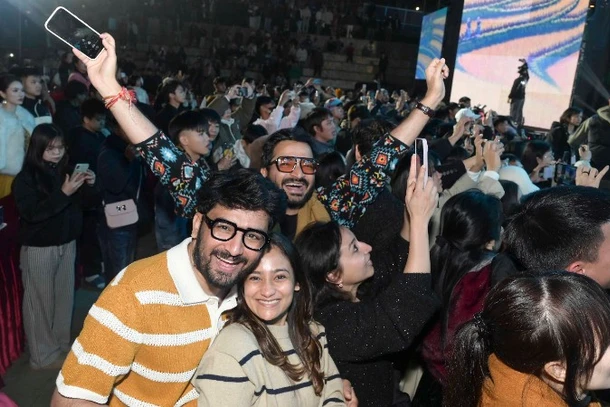 Du khách quốc tế thích thú tham gia chương trình countdown chào năm mới tại Sa Pa.