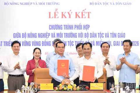Bộ trưởng Bộ Nông nghiệp và Môi trường Trịnh Việt Hùng và Bộ trưởng Nguyễn Đình Khang ký kết chương trình hợp tác.