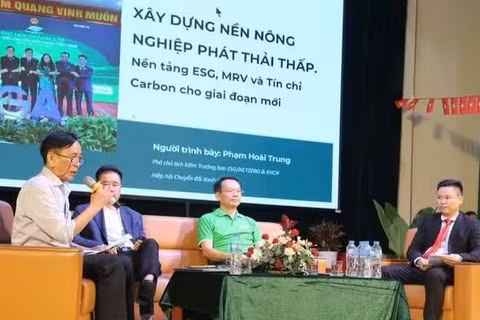 Các chuyên gia tham gia thảo luận tại hội thảo.