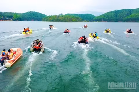 Biểu diễn mô-tô nước trên hồ Thác Bà (Ảnh: THANH SƠN)