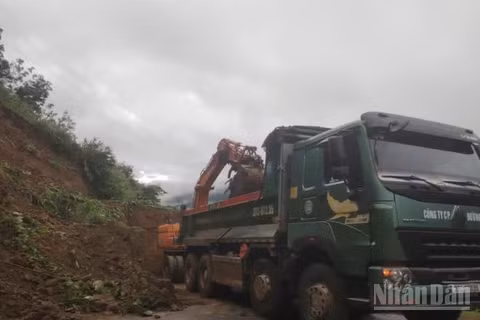 Mưa lớn gây sạt lở nhiều tuyến đường trên địa bàn tỉnh Điện Biên.