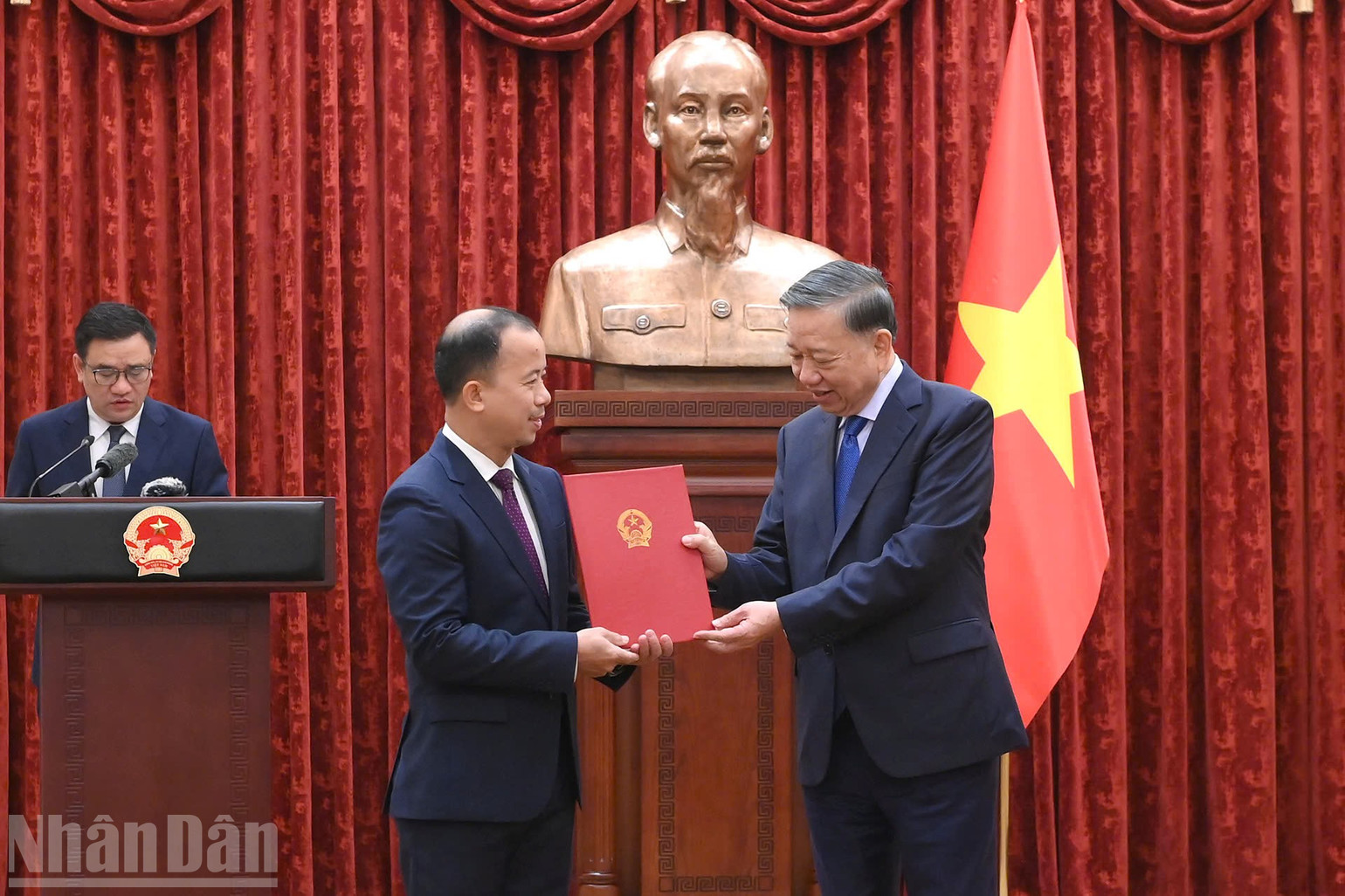 Tổng Bí thư, Chủ tịch nước Tô Lâm trao Quyết định bổ nhiệm đồng chí Nguyễn Văn Hiệu làm Đại sứ đặc mệnh toàn quyền nước Cộng hòa xã hội chủ nghĩa Việt Nam tại Cộng hòa Angola kiêm nhiệm Cộng hòa Congo, Cộng hòa Zambia, Cộng hòa Dân chủ Congo, Cộng hòa Guinea Xích đạo, Cộng hòa Dân chủ Sao Tome và Principe, Cộng hòa Cabo Verde. (Ảnh: ĐĂNG KHOA)