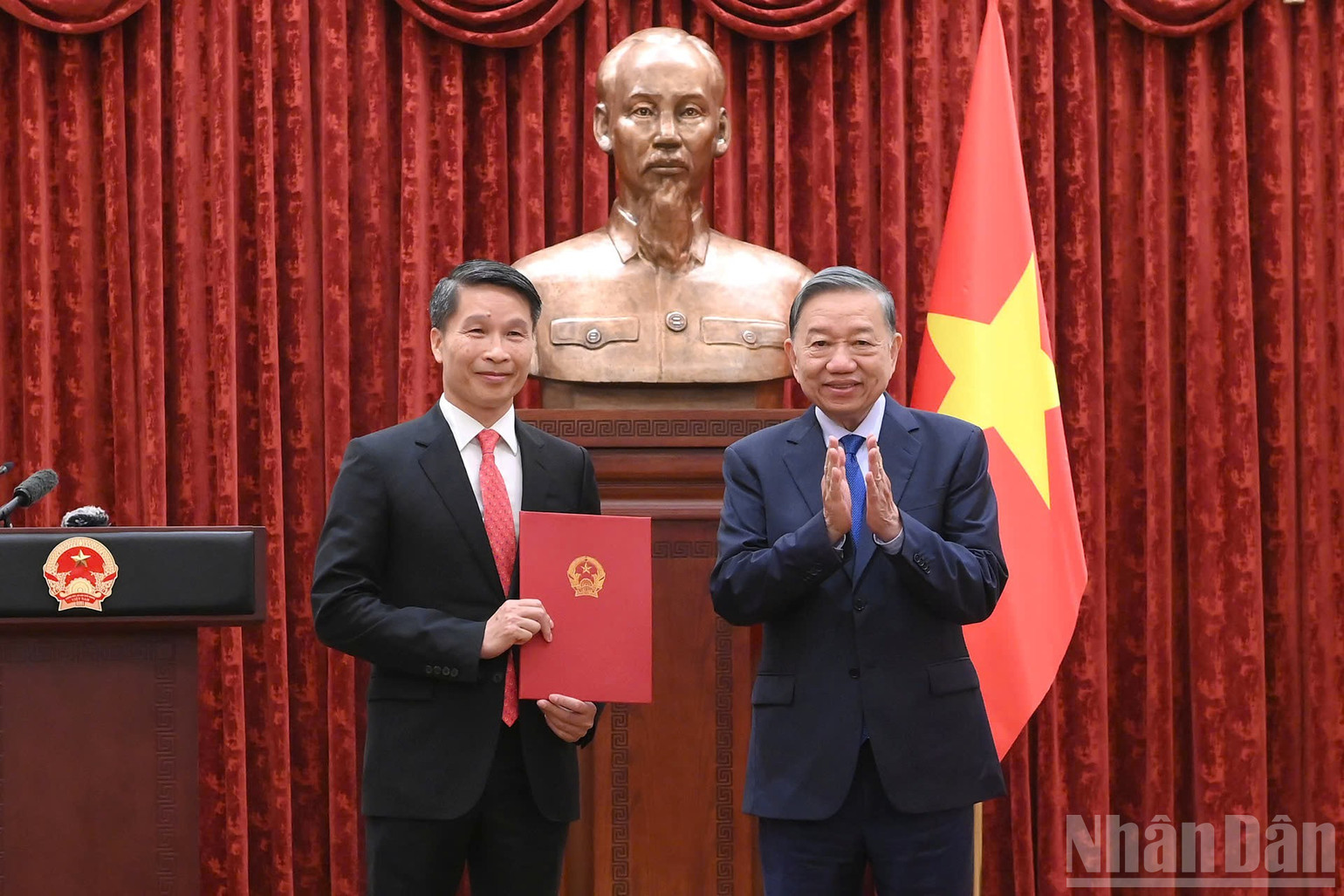 Tổng Bí thư, Chủ tịch nước Tô Lâm trao Quyết định bổ nhiệm đồng chí Phạm Bình Đàm làm Đại sứ đặc mệnh toàn quyền nước Cộng hòa xã hội chủ nghĩa Việt Nam tại Cộng hòa Dân chủ Timor-Leste. (Ảnh: ĐĂNG KHOA)