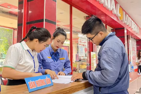 Nhân viên ga Sài Gòn hướng dẫn hành khách mua vé tàu Tết Đinh Mùi 2027 (ảnh: VÕ LÊ)