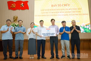 Lãnh đạo phường Thạch Khôi tiếp nhận bàn bóng bàn do Ban Tổ chức Giải vô địch bóng bàn quốc gia Báo Nhân Dân lần thứ 44 trao tặng. (Ảnh: BẢO LONG)