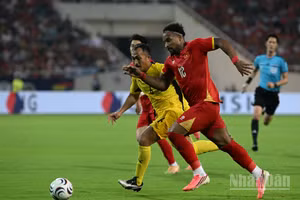 Xuân Son vượt qua hàng phòng ngự của Malaysia. (Ảnh: TRẦN HẢI)