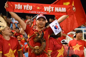 Người hâm mộ đổ về Sân vận động quốc gia Mỹ Đình từ sớm, tạo nên không khí sôi động trước trận bán kết lượt về ASEAN Cup 2026.