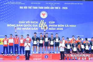 Đại diện Ban tổ chức trao huy chương và cúp cho các đội đoạt giải tại nội dung đồng đội nam. (Ảnh: THẾ ĐẠI)