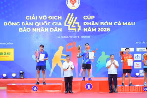 Đại diện Ban tổ chức trao cúp vô địch, hạng Nhì và hạng Ba cho các vận động viên ở nội dung đơn nam. (Ảnh: THẾ ĐẠI)