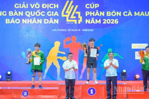 Đại diện Ban tổ chức trao danh hiệu vô địch, hạng Nhì và hạng Ba ở nội dung đơn nữ. (Ảnh: THẾ ĐẠI)