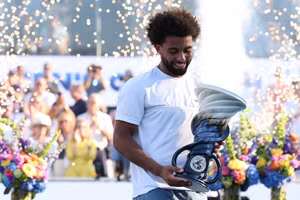 Arthur Fils cầm trên tay chiếc cúp vô địch Cincinnati Open 2026. (Ảnh: Cincinnati Open)
