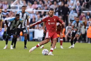Dominik Szoboszlai mang về bàn thắng quý giá ở phút bù giờ, giúp Liverpool chia điểm với Newcastle. (Ảnh: Liverpool FC)