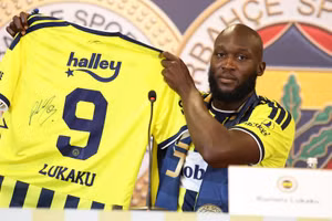 Romelu Lukaku và chiếc áo thi đấu mới của anh. (Ảnh: Fenerbahce)