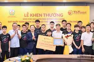 Đội bóng bàn Công an nhân dân được khen thưởng sau thành tích nhất toàn đoàn. 