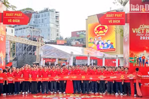 Các đại biểu trước vạch xuất phát. (Ảnh: MINH DUY)