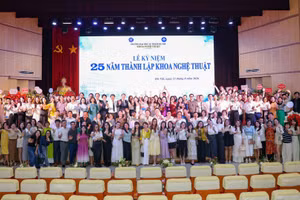 Lễ kỷ niệm 25 năm thành lập Khoa Nghệ thuật-Trường đại học Sư phạm Hà Nội có sự tham dự của nhiều thế hệ cán bộ, giảng viên, sinh viên. (Ảnh: TÙNG LEE)