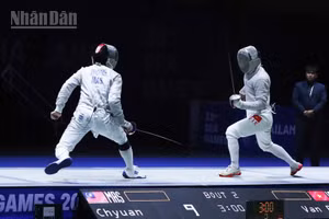 Nguyễn Xuân Lợi, Nguyễn Văn Quyết, Lê Văn Bang, Phan Ánh Dương giành Huy chương Vàng nội dung đồng đội nam môn kiếm chém sau khi vượt qua đối thủ đến từ Malaysia. (Ảnh: HOÀNG MINH)