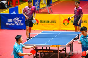 Đôi nam Đinh Anh Hoàng và Lê Đình Đức đoàn Công an Nhân dân thắng 3-2 Nguyễn Duy Phong và Đoàn Bá Tuấn Anh đoàn Hải Phòng. (Ảnh: BẢO LONG)