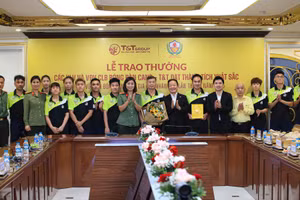 Đại diện T&T Group và Hiệp hội thể thao Công an nhân dân Việt Nam trao thưởng cho các huấn luyện viên, vận động viên. 