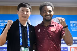 Huấn luyện viên Kim Sang Sik và tiền đạo Nguyễn Xuân Son tại buổi họp báo sau trận đấu. (Ảnh: TRẦN HẢI)