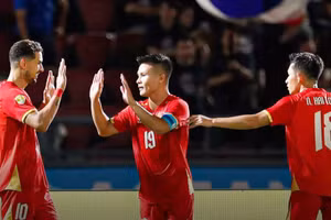 Các thành viên đội tuyển Việt Nam ăn mừng bàn thắng của Quang Hải. (Ảnh: VFF)
