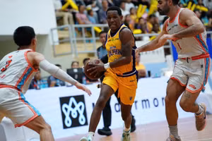 Cleveland Jackson dẫn bóng đột phá. (Ảnh: VBA)