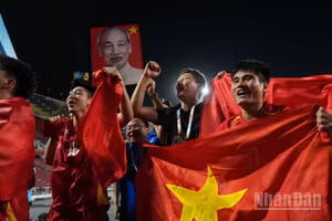 Huấn luyện viên Kim Sang Sik ăn mừng cùng các học trò sau màn lội ngược dòng ngoạn mục. (Ảnh: HOÀNG MINH)
