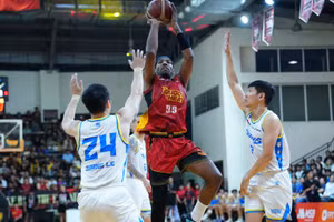 Brandis Raley-Ross tấn công trực diện rổ Ho Chi Minh City Wings. (Ảnh: VBA)