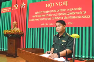 Đại tá Rơ Lan Ngân, Phó Chính ủy Ban Chỉ huy Bộ đội Biên phòng tỉnh Đắk Lắk quán triệt, phổ biến nội dung, chỉ tiêu đợt thi đua cao điểm. (Ảnh: NGỌC LÂN)
