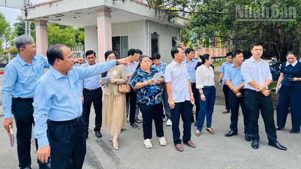 Đồng chí Nguyễn Minh Luân (hàng đầu, bên trái), Thường vụ Tỉnh ủy, Phó Chủ tịch Ủy ban nhân dân tỉnh Cà Mau kiểm tra, khảo sát thực tế tại Trường cao đẳng Nghề Cà Mau. (Ảnh: TRỌNG DUY)