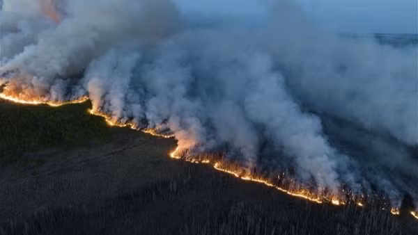 Khói bốc lên từ các vụ cháy rừng ở British Columbia, Canada, ngày 8/6/2023. (Ảnh: THX/TTXVN)