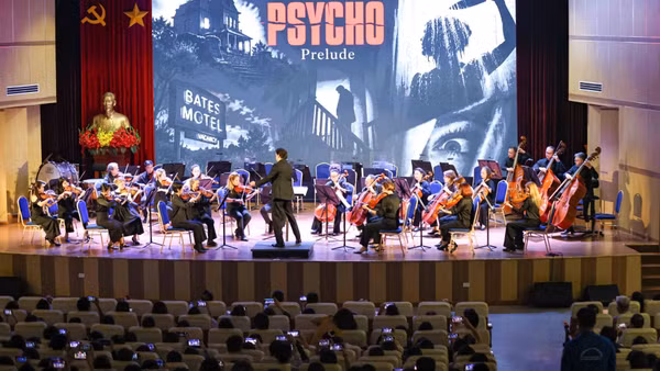 Chương trình hòa nhạc với sự tham gia biểu diễn của Dàn nhạc Giao hưởng Mặt Trời (Sun Symphony Orchestra). (Ảnh: THANH TÙNG)