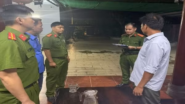 Lực lượng Cơ quan Cảnh sát điều tra Công an tỉnh Đồng Nai thi hành lệnh bắt Nguyễn Ngọc Thắng (áo xanh).