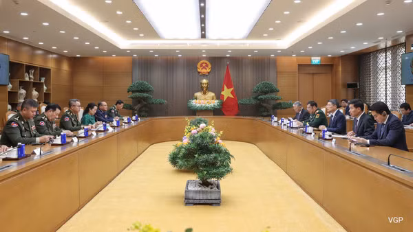 Thủ tướng Chính phủ Lê Minh Hưng và Đại tướng Tea Seiha, Phó Thủ tướng, Bộ trưởng Quốc phòng Campuchia. (Ảnh: chinhphu.vn/Nhật Bắc)