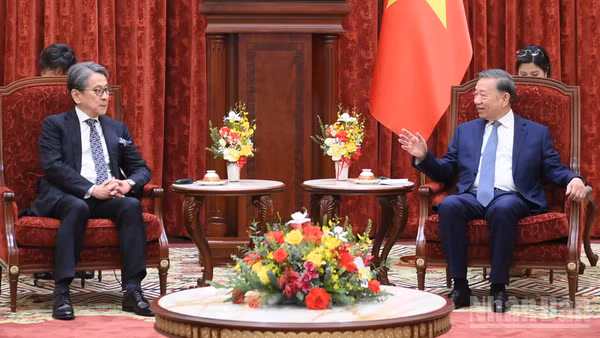 Tổng Bí thư, Chủ tịch nước Tô Lâm và ông Maeda Tadashi, Chủ tịch Hội đồng quản trị Ngân hàng Hợp tác Quốc tế Nhật Bản (JBIC). (Ảnh: ĐĂNG KHOA)