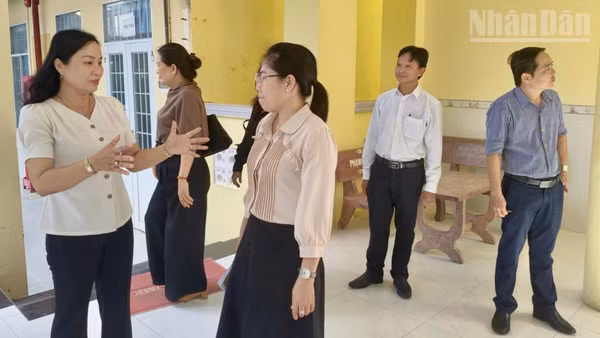 Đồng chí Đỗ Ái Lam (bìa trái), Phó Bí thư Đảng ủy, Chủ tịch Ủy ban nhân dân xã Hòa Bình và đồng chí Trần Việt Thùy, Phó Chủ tịch Ủy ban nhân dân xã kiểm tra, chỉ đạo việc chuẩn bị cơ sở vật chất tại một số trường học trên địa bàn. (Ảnh: HÀ NAM)