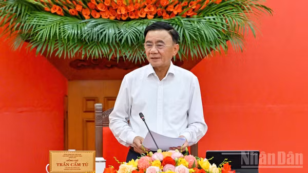 Thường trực Ban Bí thư Trần Cẩm Tú ký ban hành Quyết định số 493-QĐ/TW, ngày 16/10/2026 về chức năng, nhiệm vụ, tổ chức bộ máy của Đảng ủy Dân vận, Mặt trận và các đoàn thể Trung ương. (Ảnh: DUY LINH)