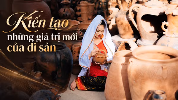 Du khách chụp ảnh bên sản phẩm làng gốm Bàu Trúc (Khánh Hòa).