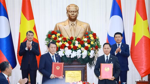 Thủ tướng Lê Minh Hưng và Thủ tướng Lào Saleumxay Kommasith chứng kiến trao Biên bản bàn giao hệ thống quản lý dân cư và căn cước công dân tại Lào giữa Bộ Công an Việt Nam và Bộ Công an Lào. (Ảnh: Dương Giang/TTXVN)