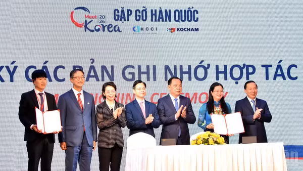 Lãnh đạo Bộ Ngoại giao, thành phố Đồng Nai và Đại sứ Hàn Quốc tại Việt Nam Lee Miyon chứng kiến ký Bản ghi nhớ hợp tác lĩnh vực văn hóa giữa thành phố Đồng Nai với đối tác Hàn Quốc. (Ảnh: THIÊN VƯƠNG)