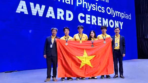 Đoàn học sinh Việt Nam tại FiPhO 2026. Từ trái qua phải: PGS,TS Phạm Văn Hải; các học sinh: Trương Bá Chí Thành, Lê Bá Tuấn Việt, Lê Hồng Nhân, Tăng Hạo Nhiên và PGS,TS Nguyễn Công Toản. (Ảnh: MOET)