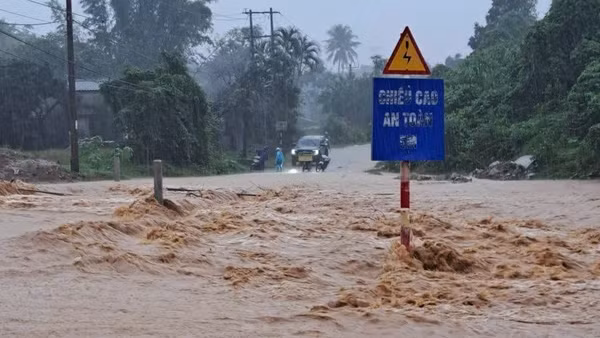 Áp thấp nhiệt đới đã suy yếu nhưng tình hình mưa lũ tại Quảng Trị vẫn diễn biến phức tạp. (Ảnh: H.M)
